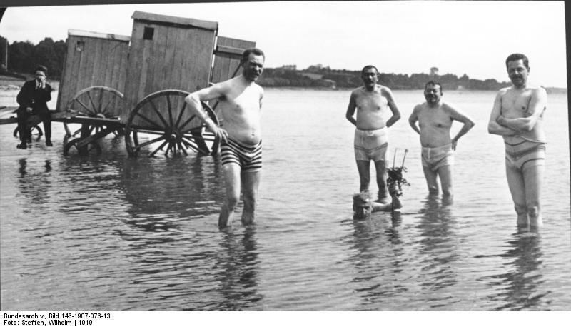 Das Badehosen-Foto
Posing for a photograph in swimwear considered indecent at the time (May...